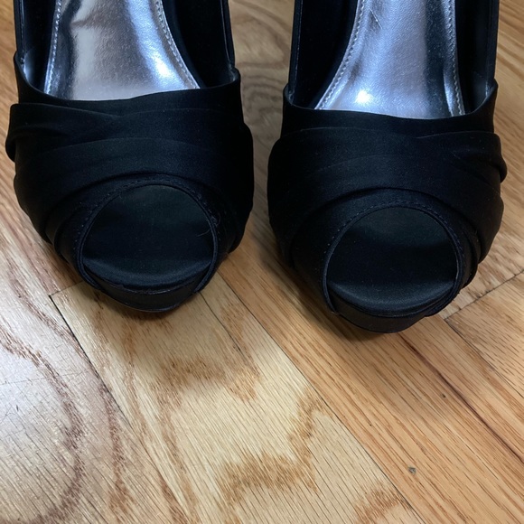 Lulu Townsend - like new - black heels - Picture 4 of 5